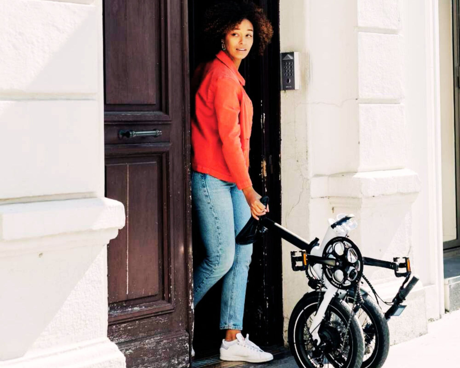 Girl pushing a Nemo folding e-bike on a trip