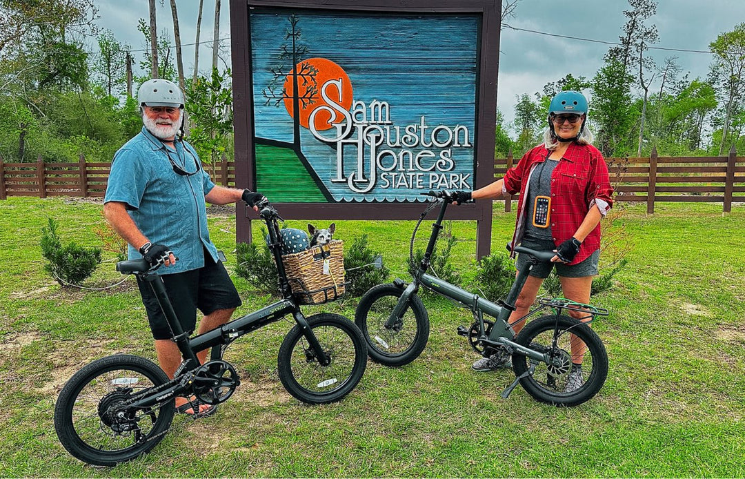 Elderly couple traveling with pets on qualisports dolphin folding e-bikes